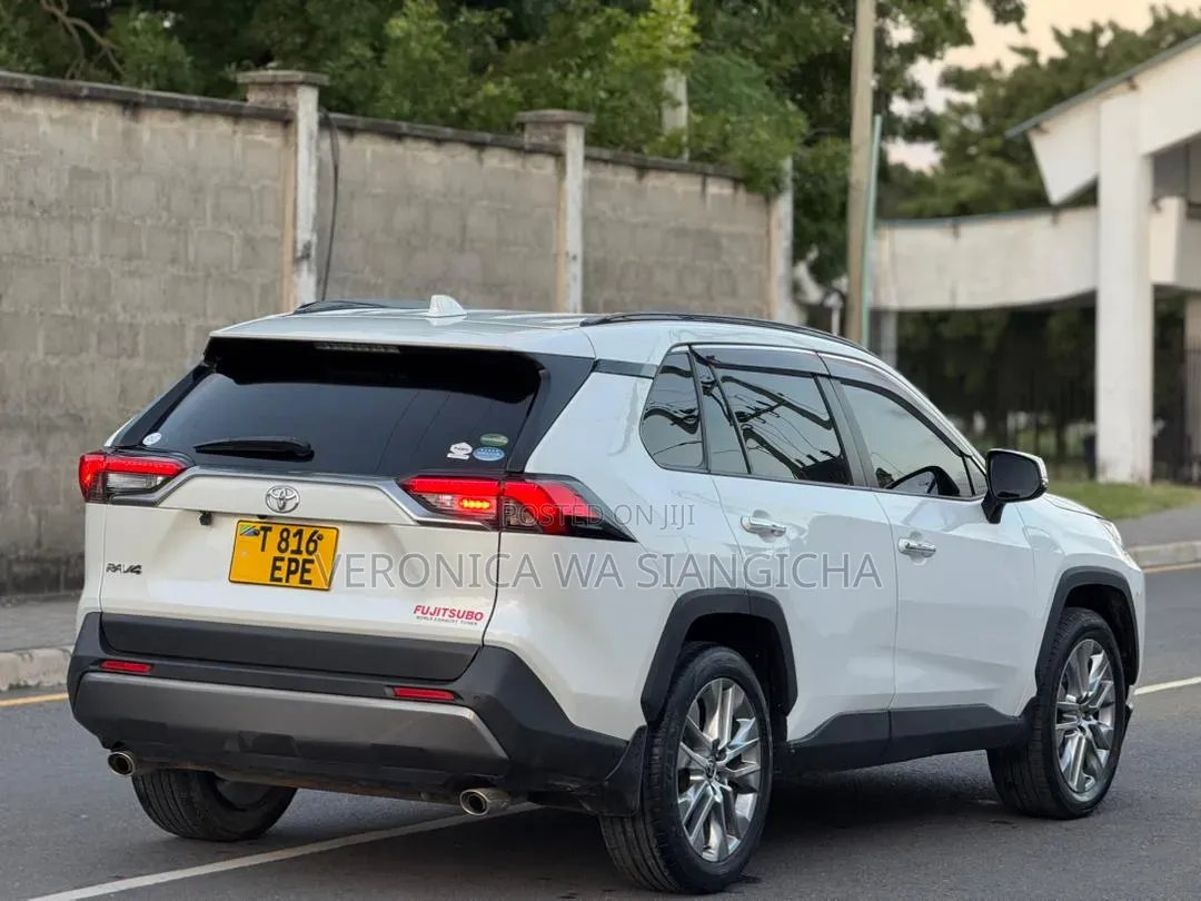 Toyota RAV4 Hybrid 2021 White