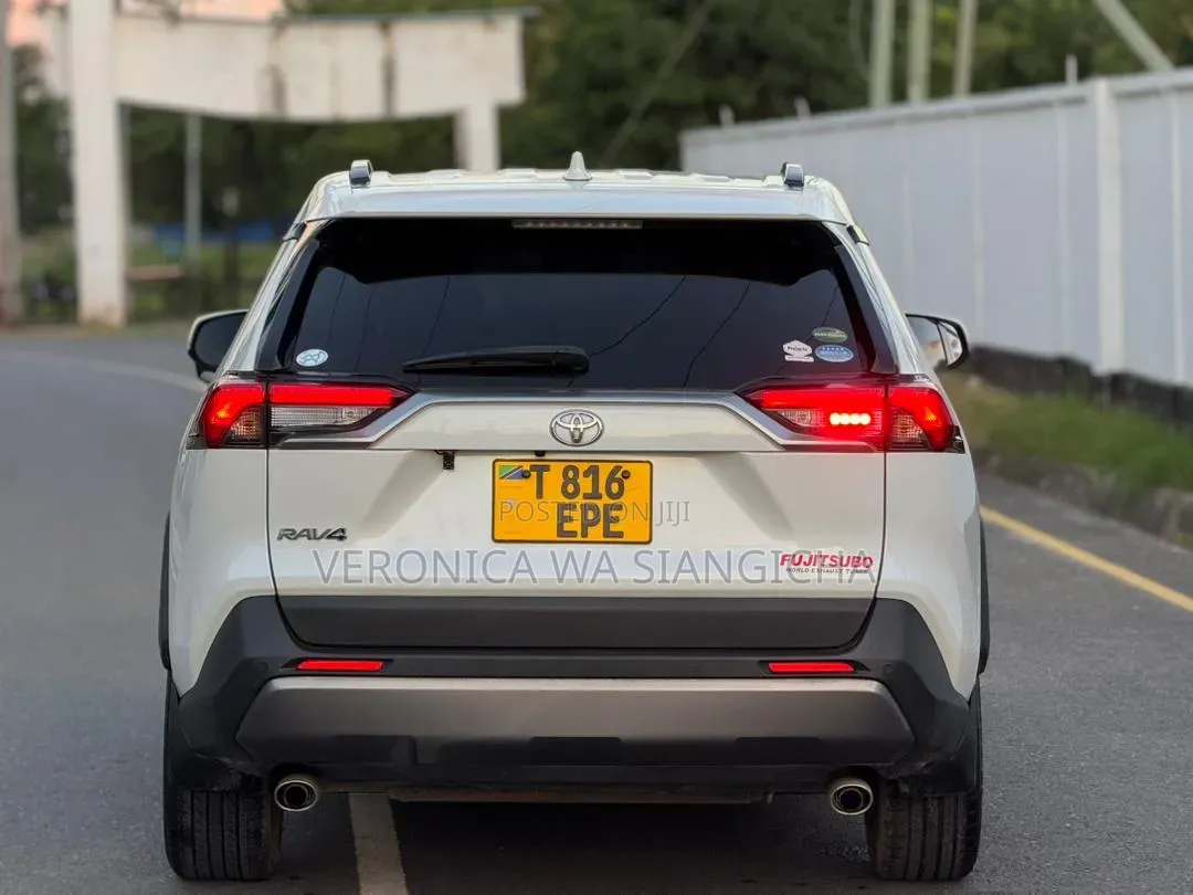 Toyota RAV4 Hybrid 2021 White