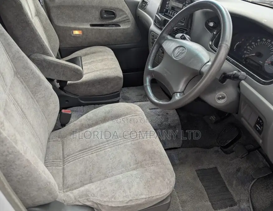 Toyota Noah 2004