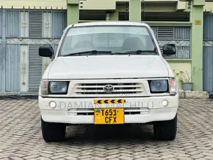 Toyota Hilux 2001 White