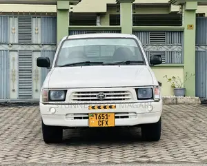 Toyota Hilux 2001 White