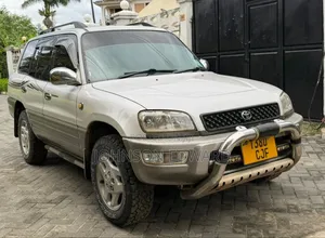 Toyota RAV4 Automatic 2000 White