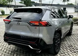 Toyota RAV4 Hybrid 2024 Silver