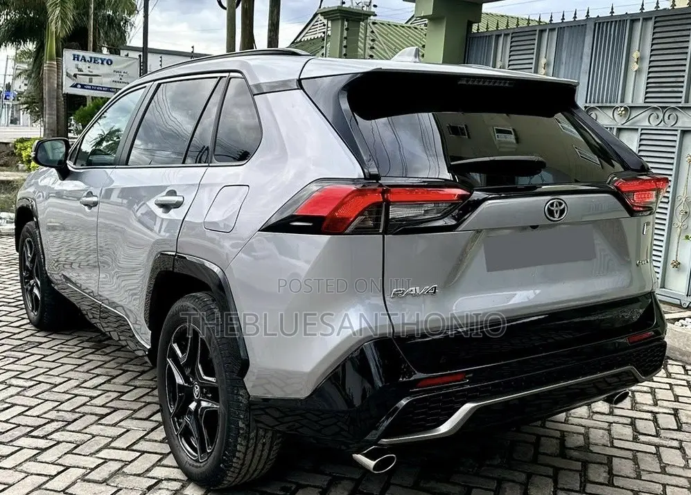 Toyota RAV4 Hybrid 2024 Silver
