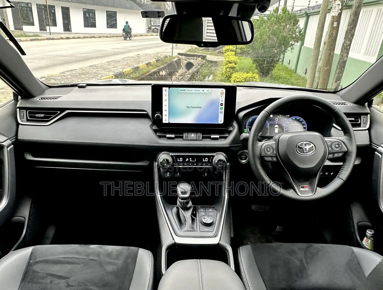 Toyota RAV4 Hybrid 2024 Silver