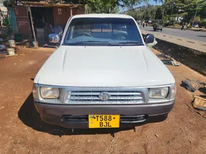 Toyota Hilux 2001 White