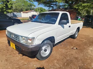 Toyota Hilux 2001 White