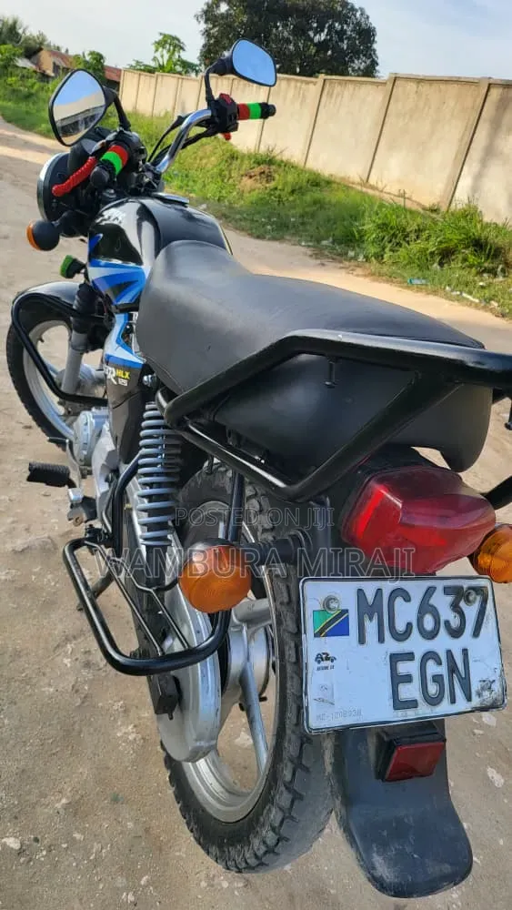 New TVS HLX 125 2025 Black