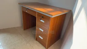 Meza Ya Ofisini Ndogo
