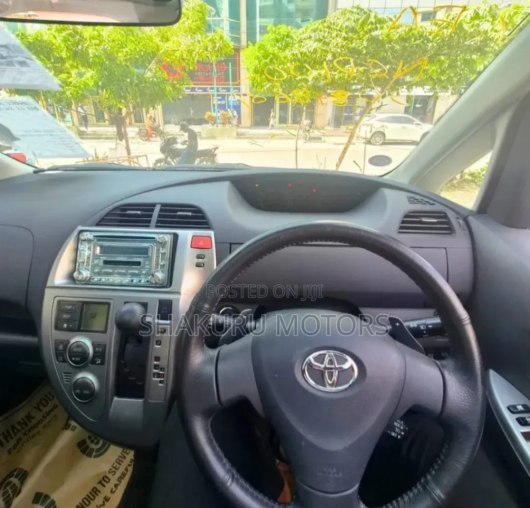 Toyota Ractis 2005 Silver