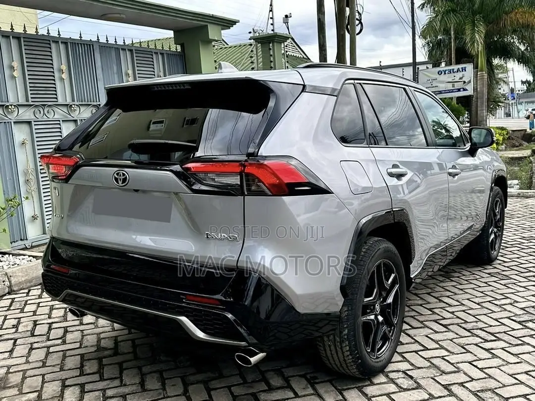 Toyota RAV4 Hybrid XLE Premium AWD 2024 Silver