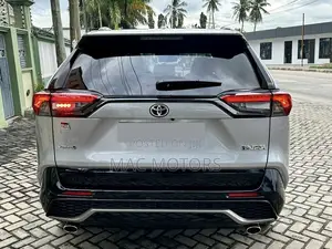 Toyota RAV4 Hybrid XLE Premium AWD 2024 Silver