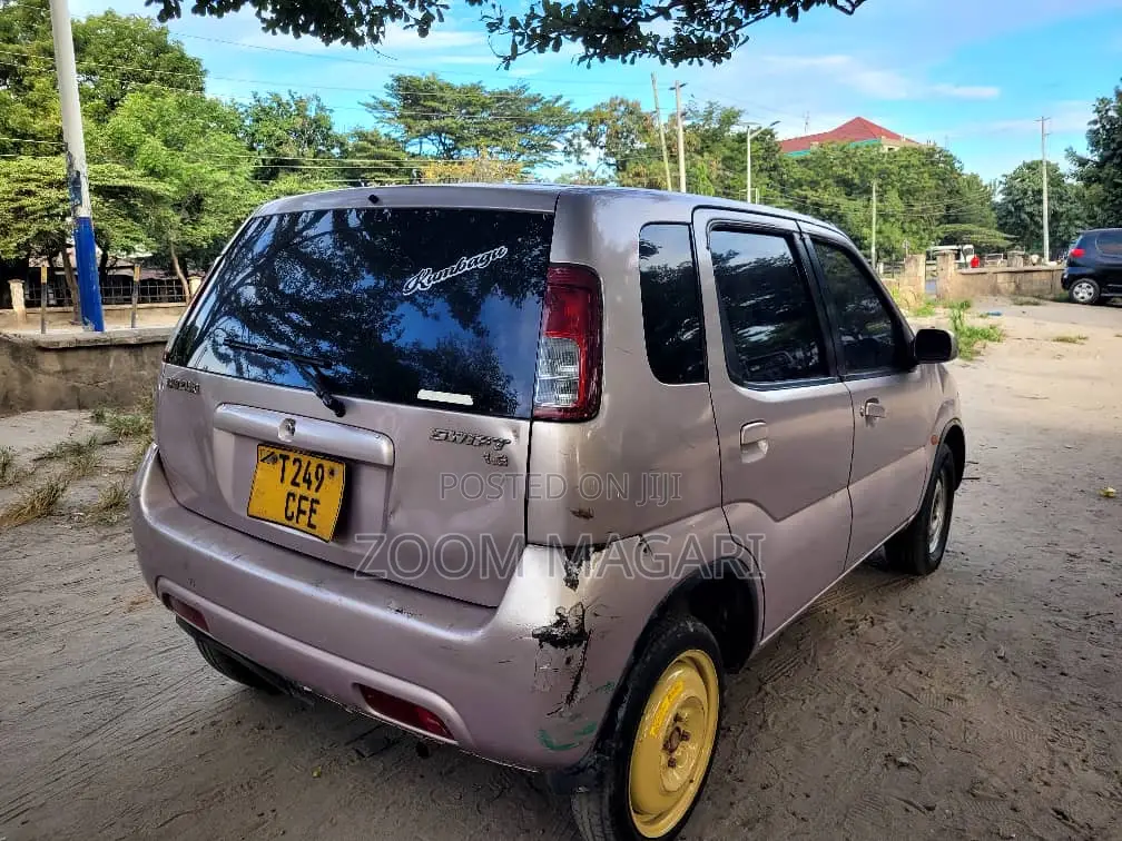 Suzuki Swift 2004 Pink