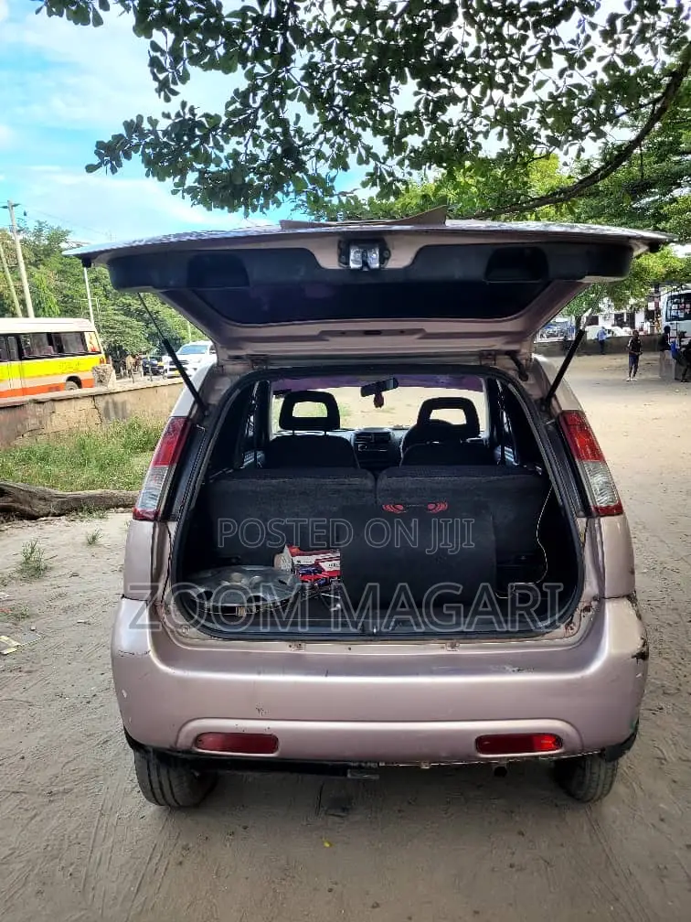 Suzuki Swift 2004 Pink