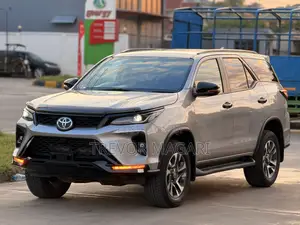 Toyota Fortuner 2023 Silver