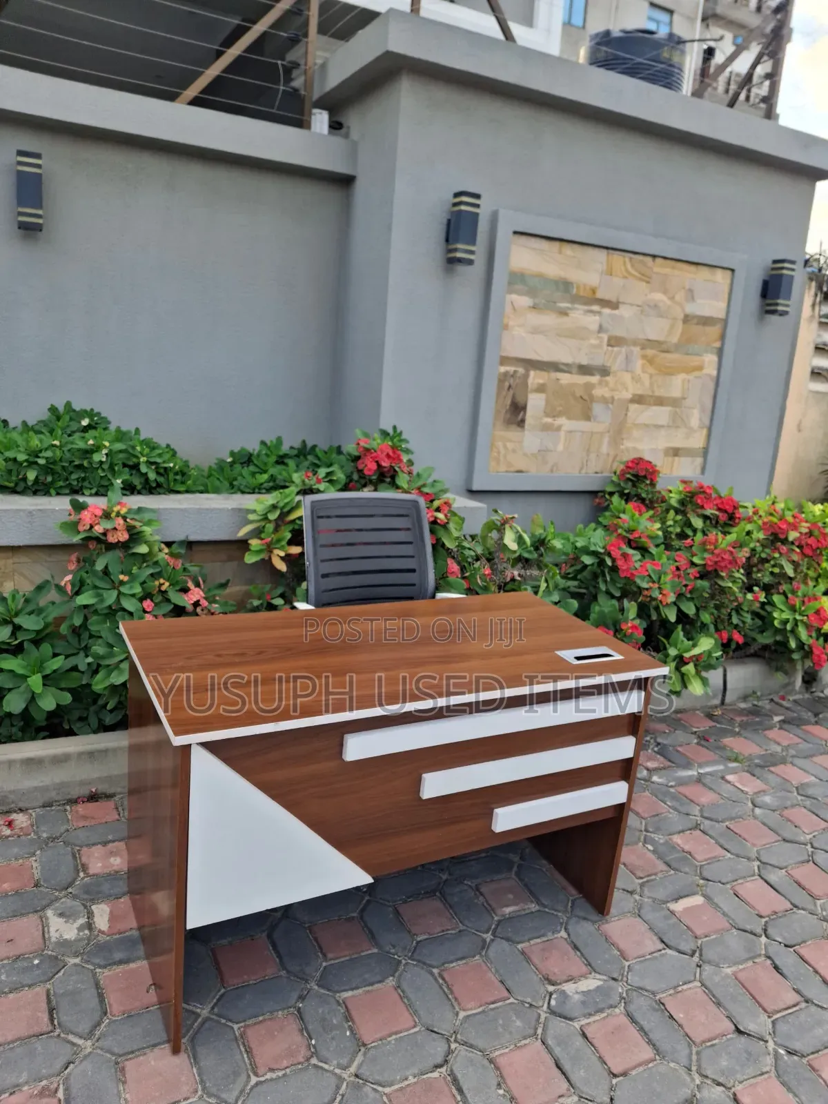 Office Table With White Chair