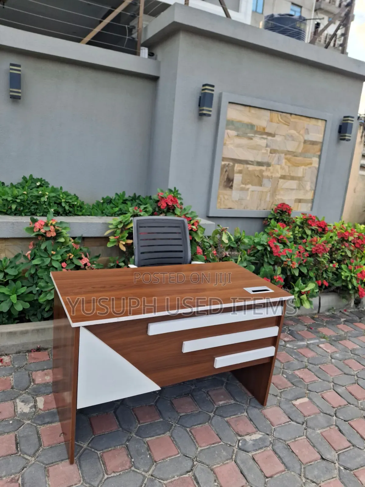 Office Table With White Chair