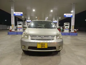 Toyota Raum 2004 Silver