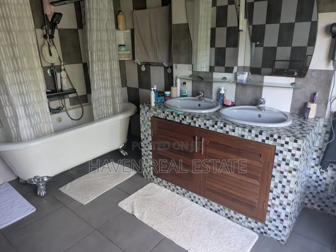 Furnished 4bdrm Villa in Masaki for rent