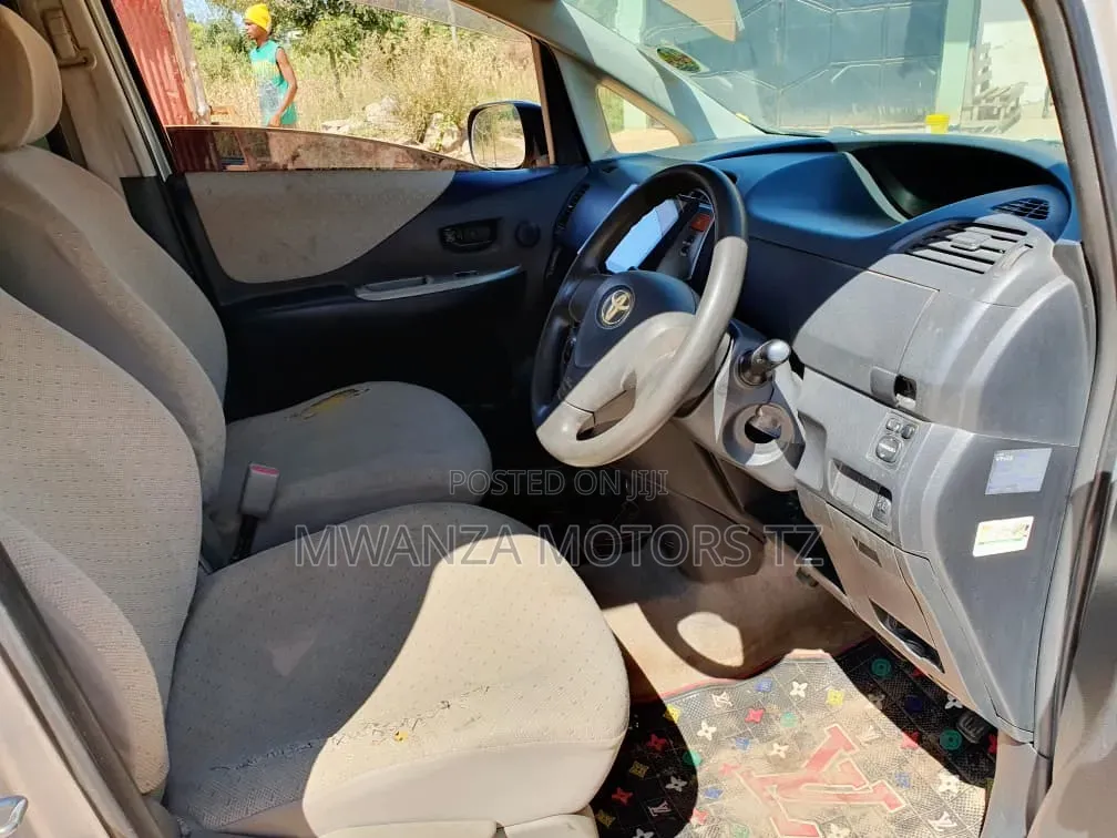 Toyota Ractis 2005 Silver