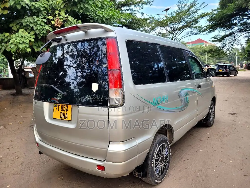 Toyota Noah 2002 Silver