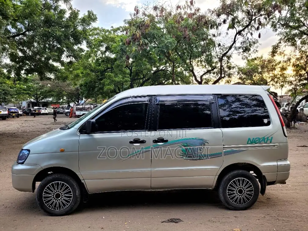 Toyota Noah 2002 Silver