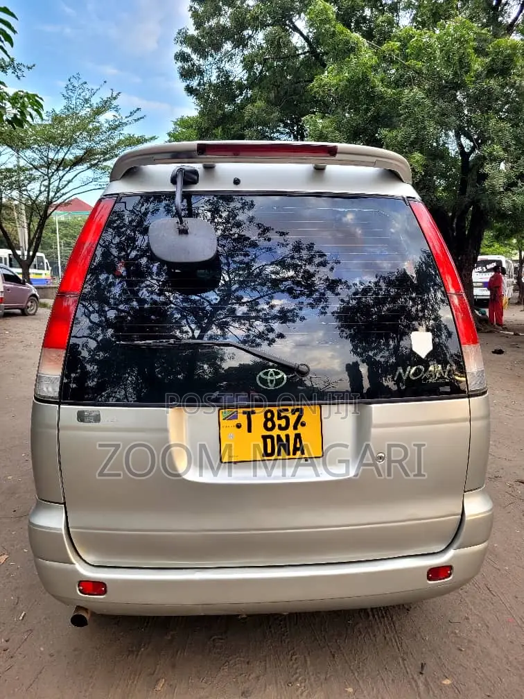 Toyota Noah 2002 Silver