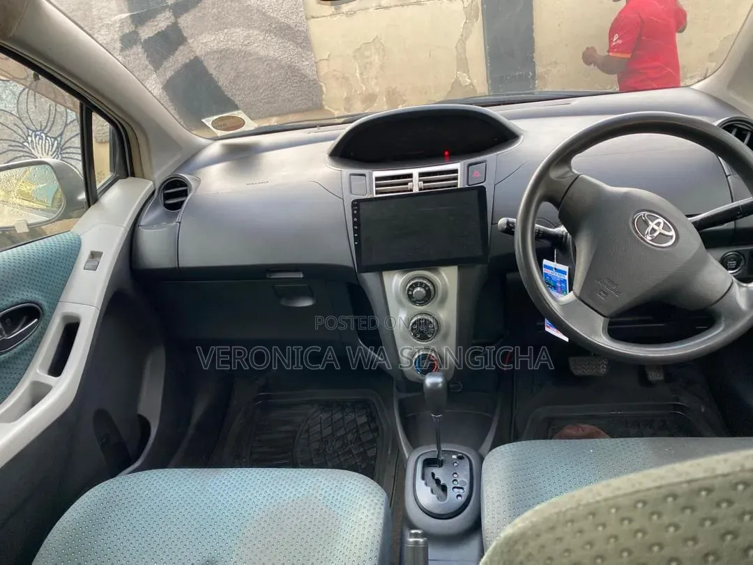 Toyota Vitz 2002 Silver