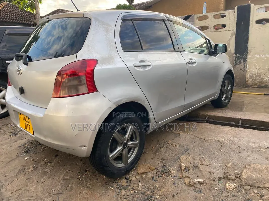 Toyota Vitz 2002 Silver