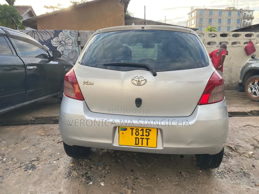 Toyota Vitz 2002 Silver