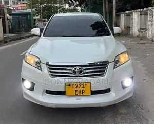 Toyota Vanguard 2011 White