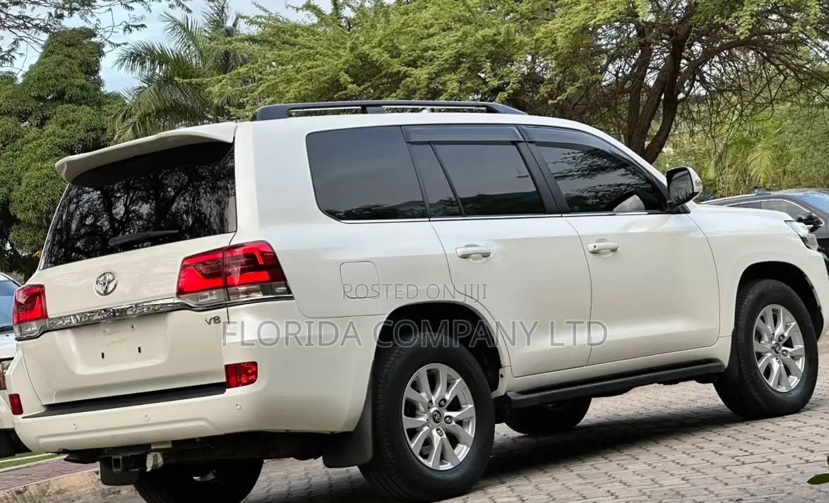 Toyota Land Cruiser 2016 White