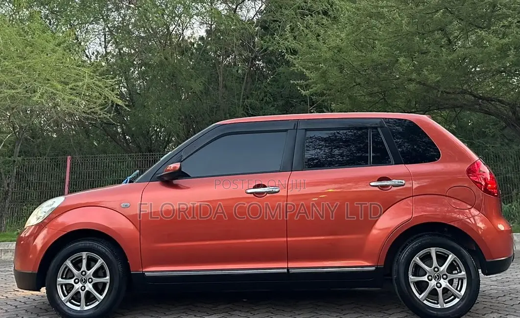 Mazda Verisa 2010 Orange