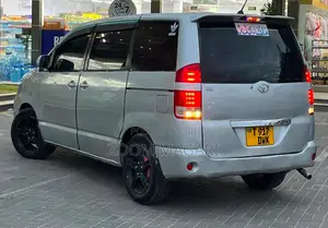 Toyota Noah 2005 Silver