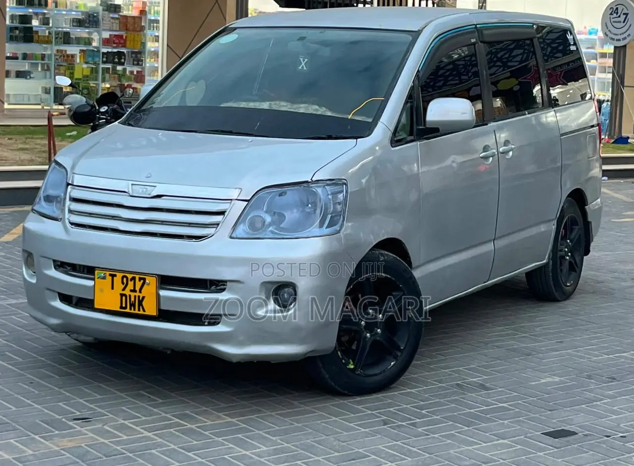 Toyota Noah 2005 Silver