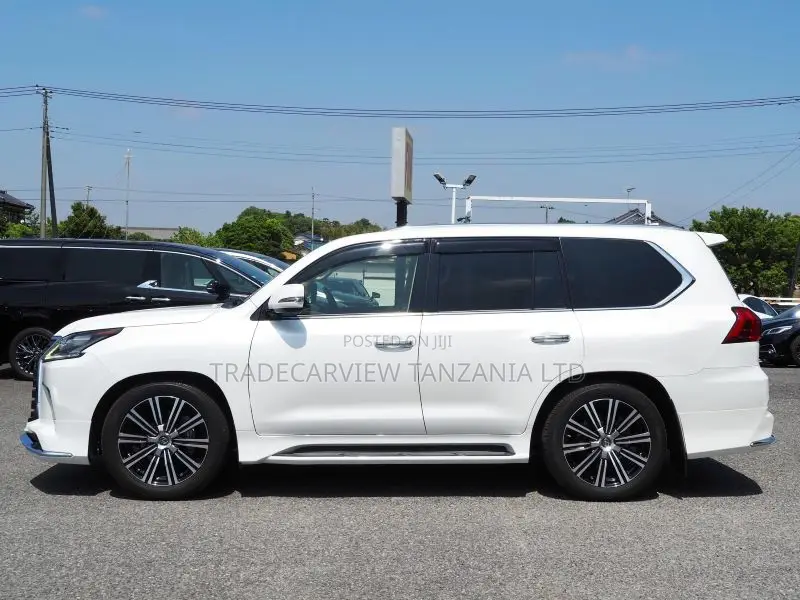 Lexus LX 570 AWD 2021 White