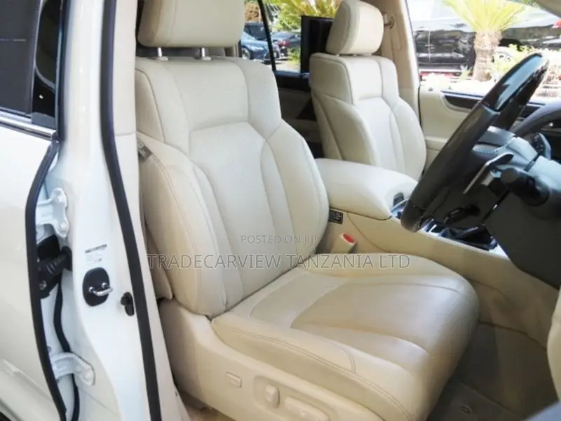 Lexus LX 570 AWD 2021 White