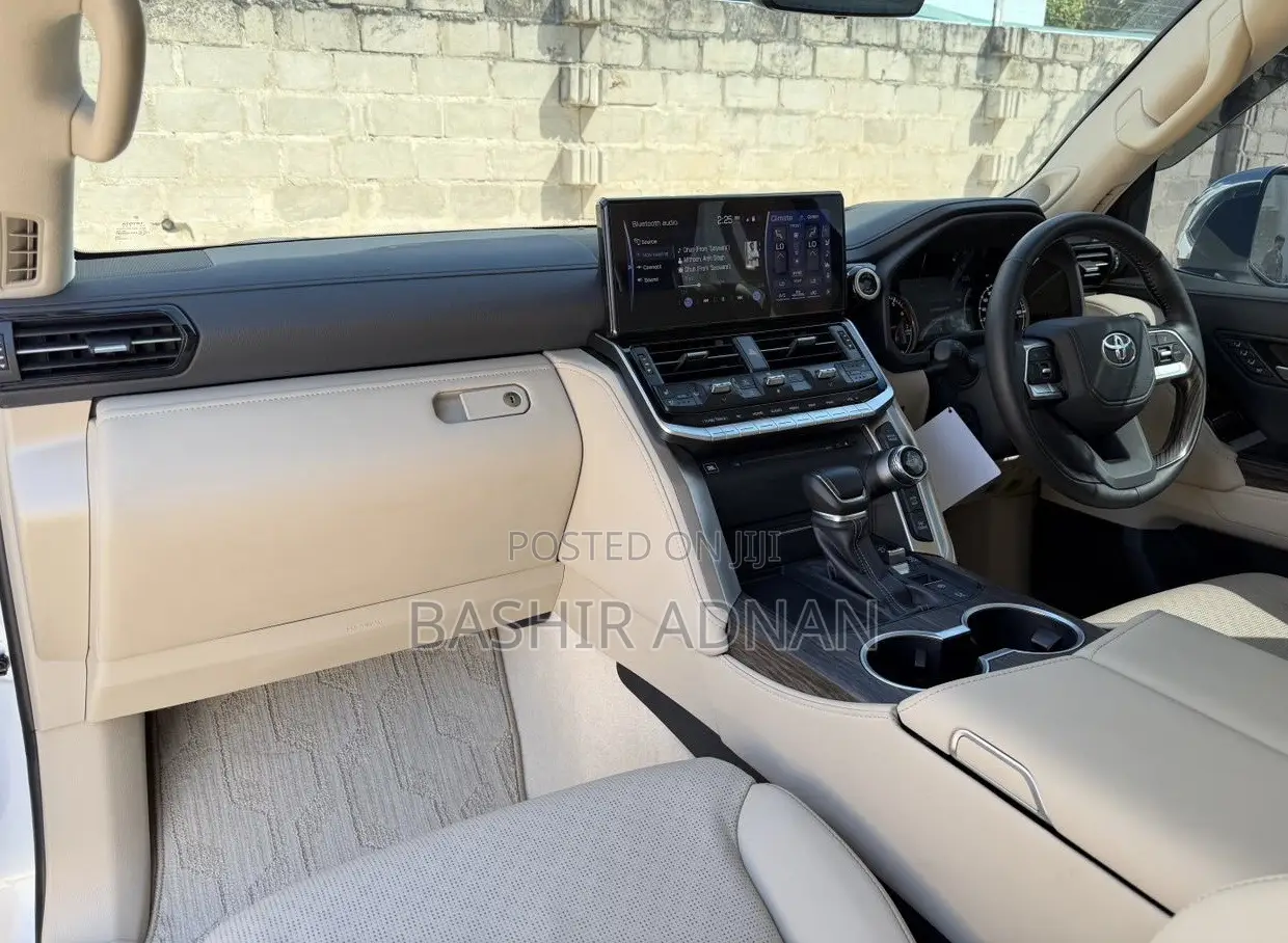 Toyota Land Cruiser LC300 2024 Pearl