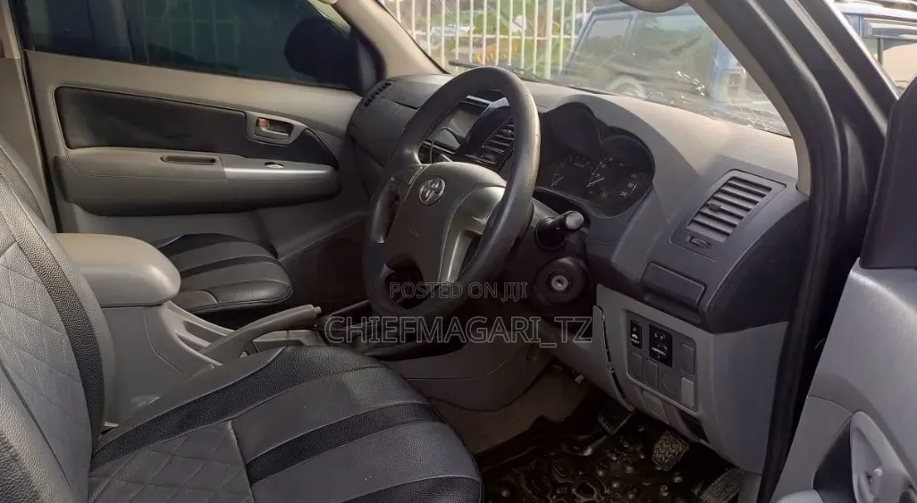 Toyota Hilux 2013 Gray