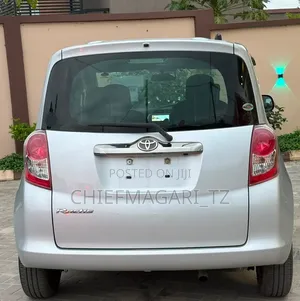 Toyota Ractis 2009 Silver
