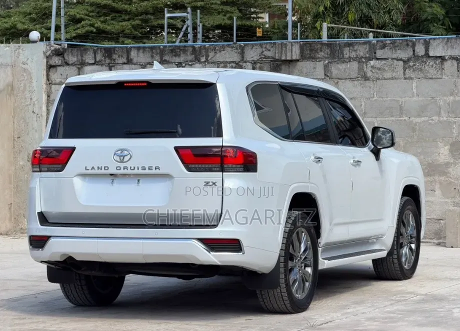 Toyota Land Cruiser 2024 White