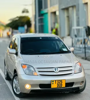 Toyota IST 2004 Gold