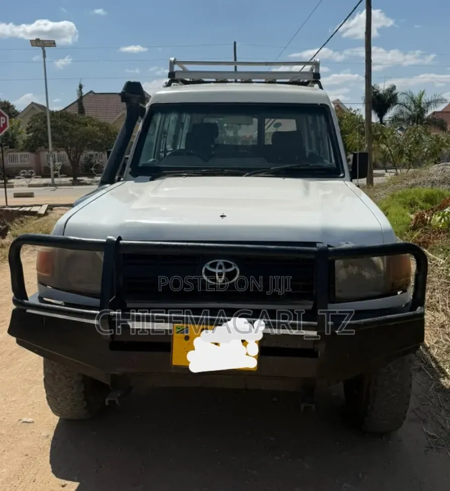 Toyota Land Cruiser 2010 White