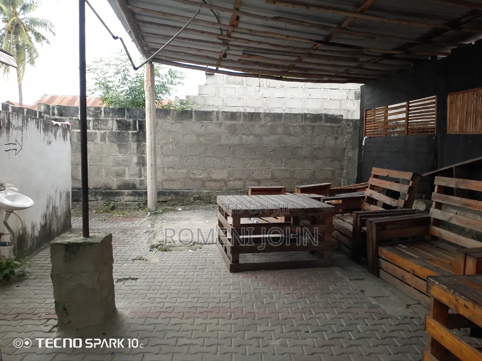 Bar Yenye Eneo Sqmita 800 Inauzwa Ukonga Kwa Mkolemba.