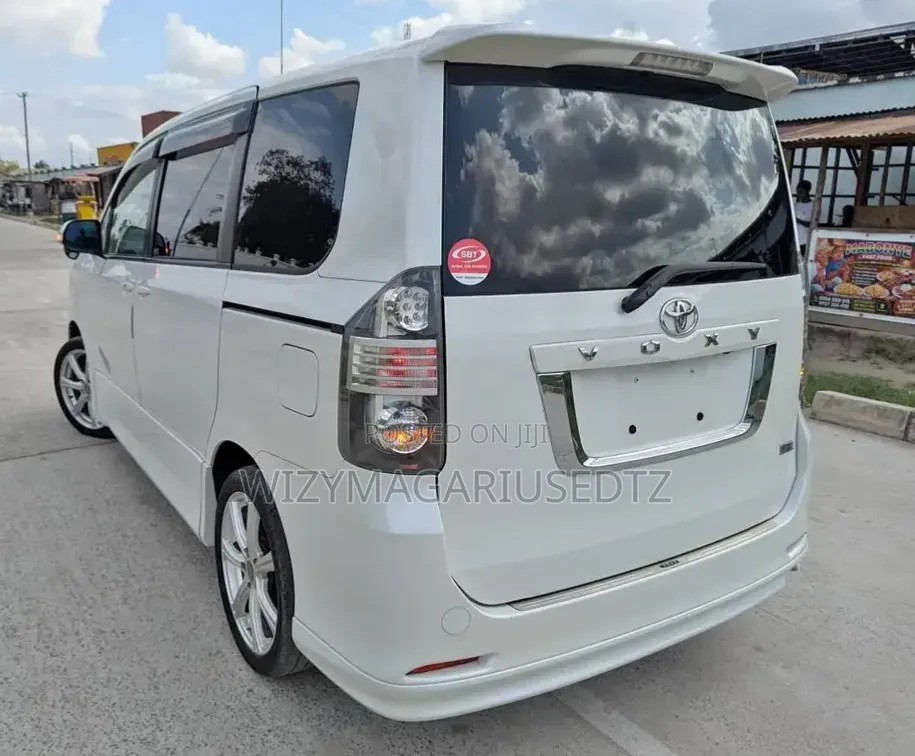 Toyota Noah 2010 Off white