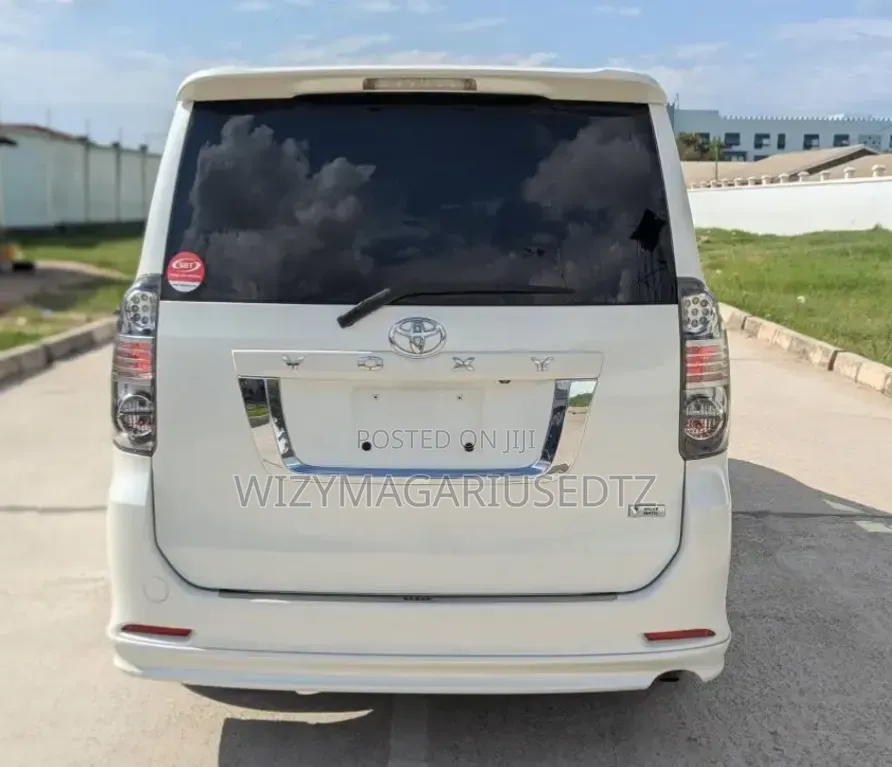 Toyota Noah 2010 Off white