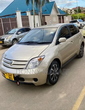 Toyota IST 2004 Gold