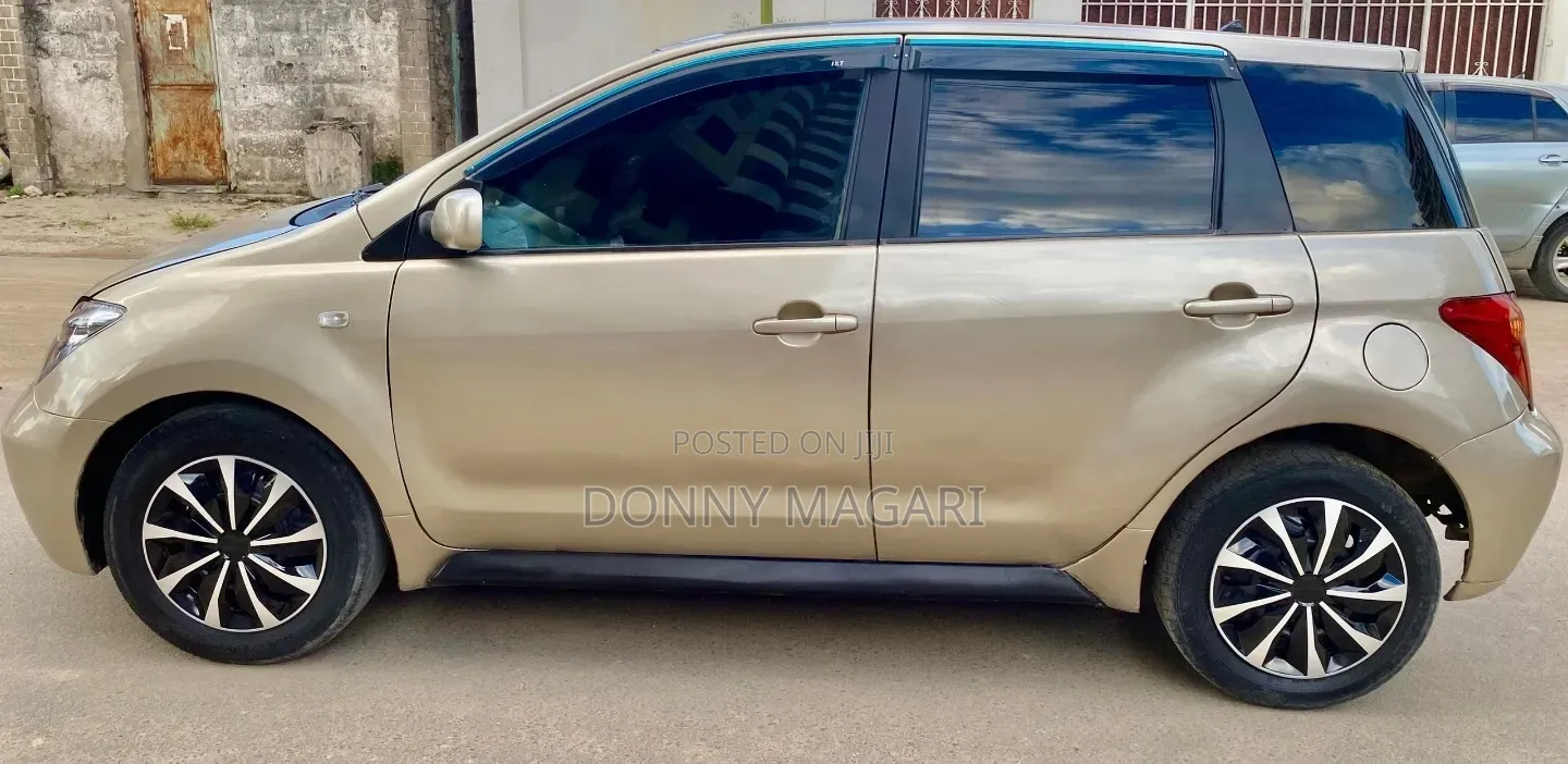 Toyota IST 2004 Gold