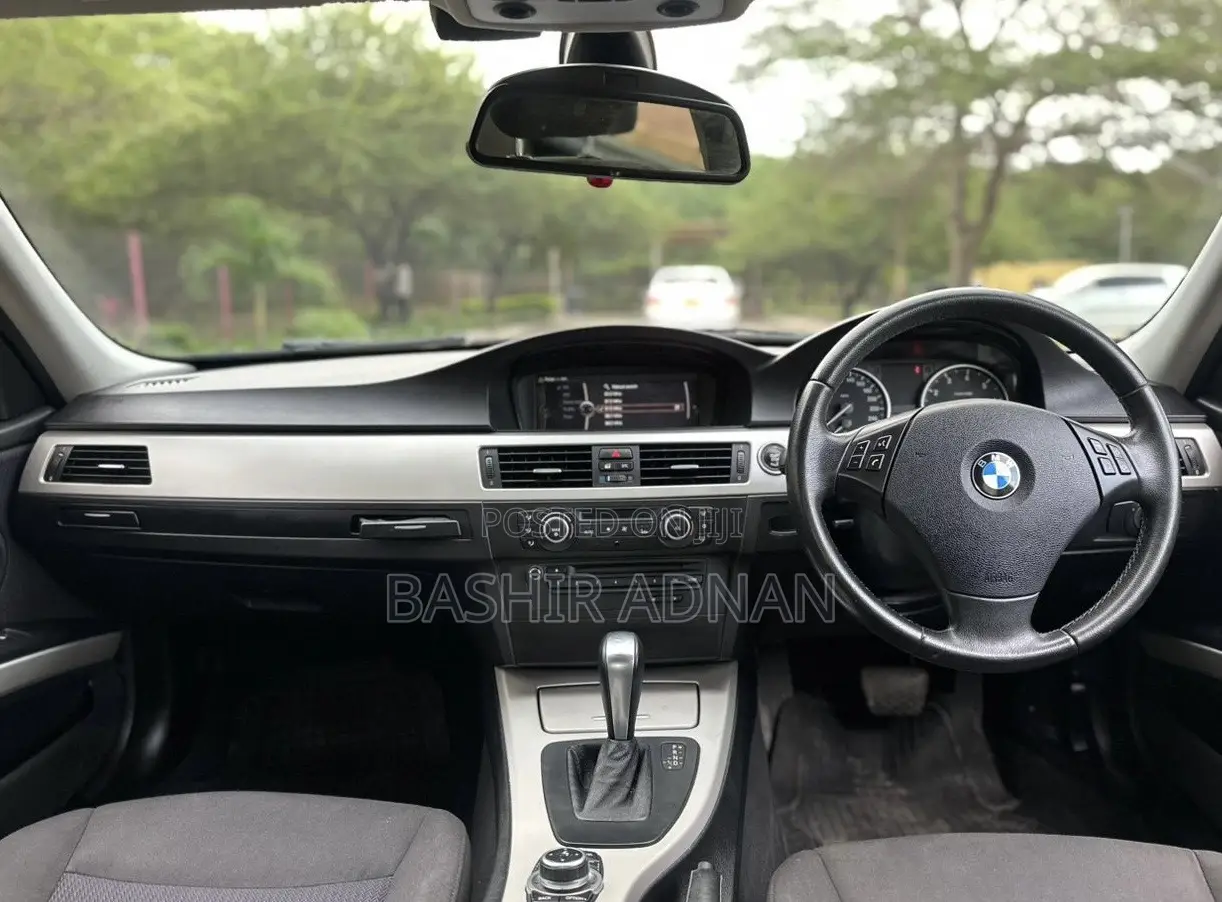 BMW 3 Series 320i RWD 2010 Black