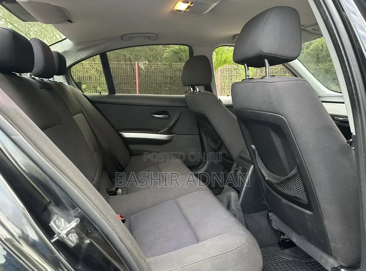 BMW 3 Series 320i RWD 2010 Black